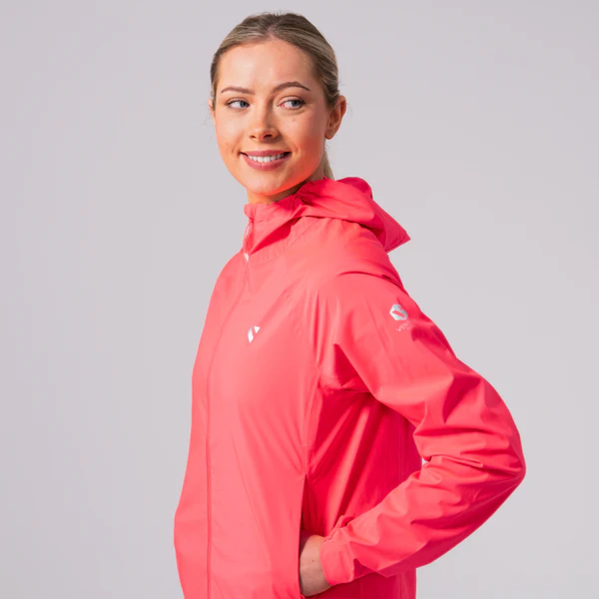 Ултралеко водоустойчиво дамско яке за туризъм, колоездене и бягане Venture MAC IN A SAC - изглед 9 - Extreme-bg.com Ултралеко водоустойчиво дамско яке за туризъм, колоездене и бягане Venture MAC IN A SAC - изглед 9