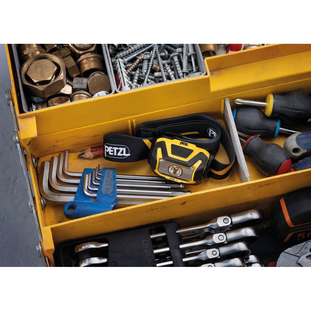 Професионален Челник Petzl ARIA 1 – Компактен, Водоустойчив и Удароустойчив (350 Лумена) PETZL - изглед 5 - Extreme-bg.com Професионален Челник Petzl ARIA 1 – Компактен, Водоустойчив и Удароустойчив (350 Лумена) PETZL - изглед 5