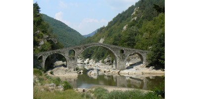 How do you get to Devil's Bridge and what hiking shoes are suitable for wet terrain?