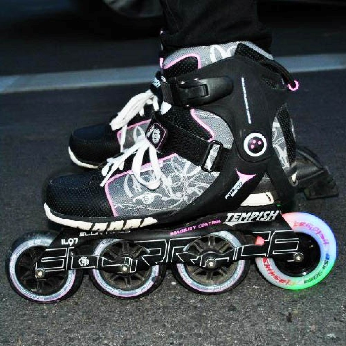 Комплект колела за ролери Flashing 90x24mm 85A - 2 бр TEMPISH - изглед 3 - Extreme-bg.com Комплект колела за ролери Flashing 90x24mm 85A - 2 бр TEMPISH - изглед 3