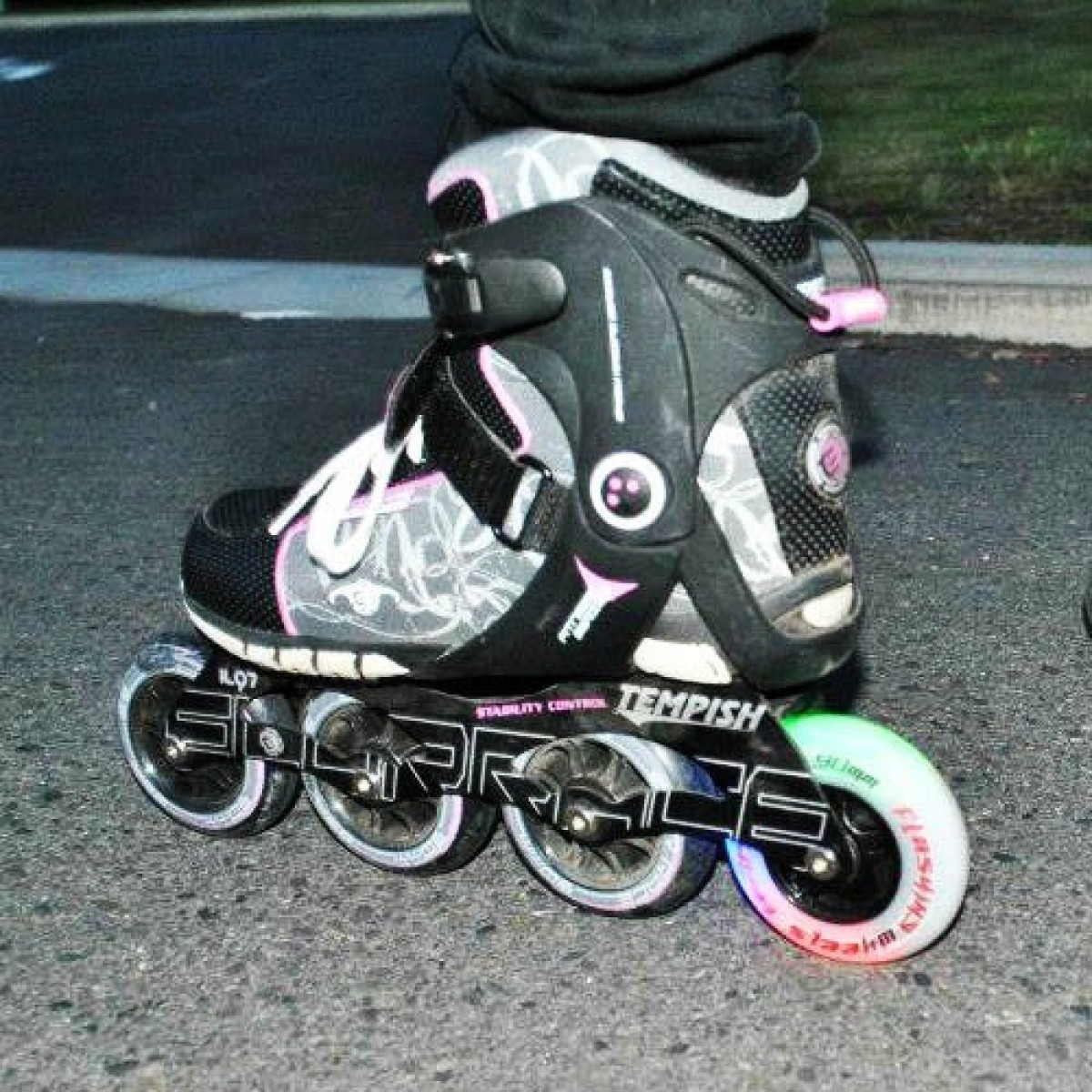 Комплект колела за ролери Flashing 76x24mm 85A - 2 бр TEMPISH - изглед 6 - Extreme-bg.com Комплект колела за ролери Flashing 76x24mm 85A - 2 бр TEMPISH - изглед 6