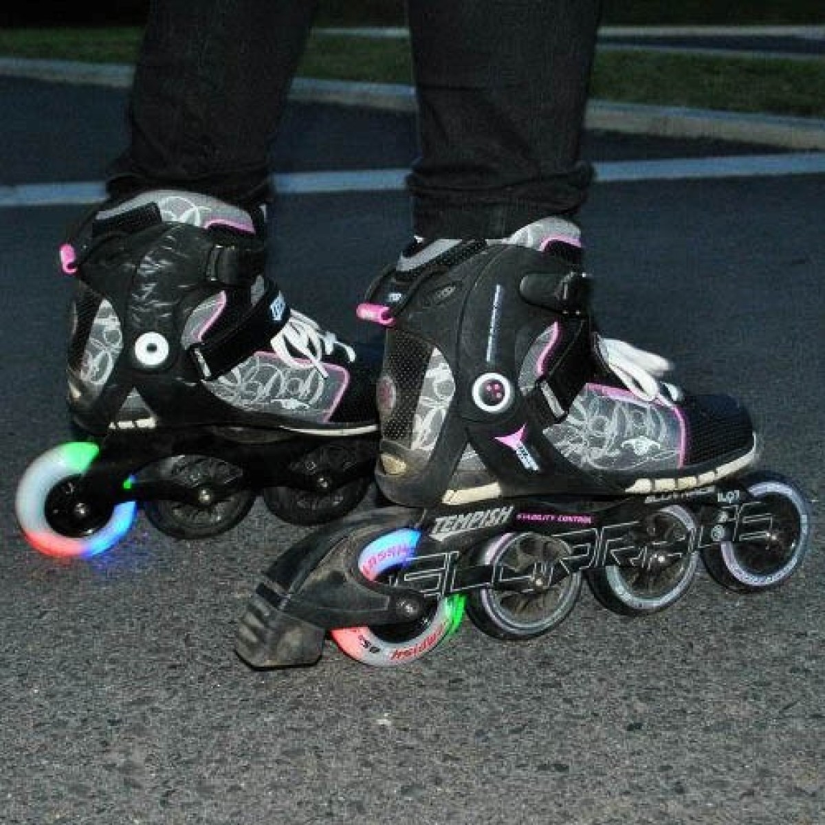 Комплект Светещи Колела за Ролери TEMPISH Flashing 76x24 85A (2 бр.) – LED Светлина TEMPISH - изглед 9 - Extreme-bg.com Комплект Светещи Колела за Ролери TEMPISH Flashing 76x24 85A (2 бр.) – LED Светлина TEMPISH - изглед 9