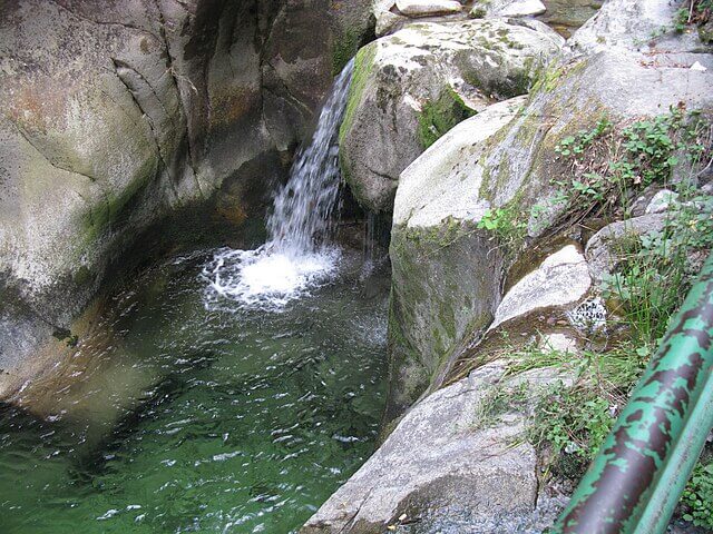 Пътека към водопада